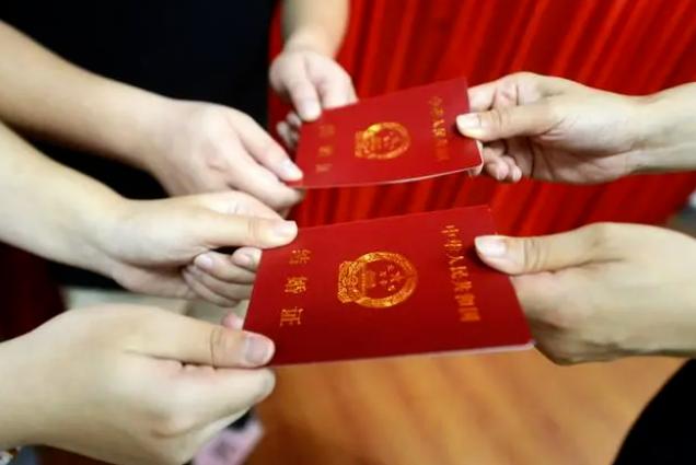 姐弟婚”比例上升，两性关系更平等社会更包容